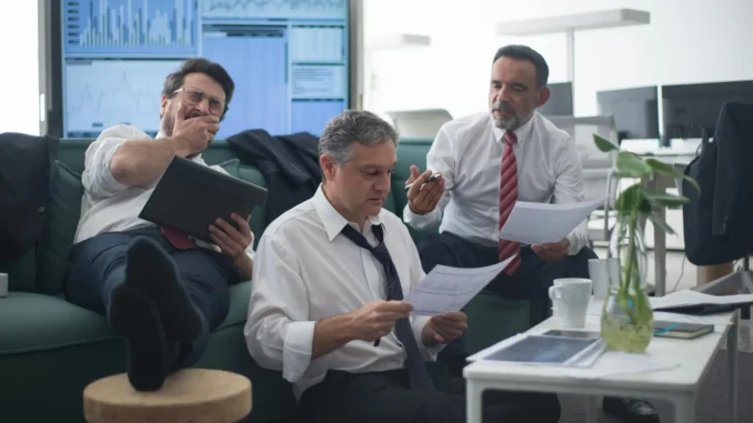 pessoas ocupadas escritorio