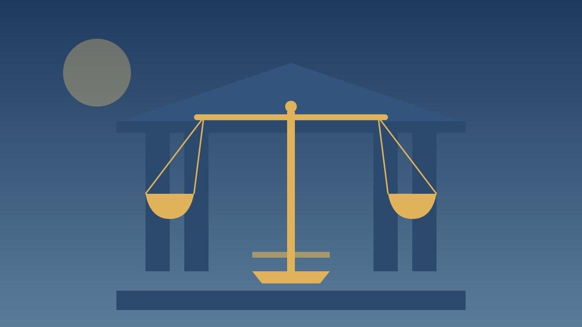 Balança de justiça dourada equilibrada sobre fundo azul, diante de uma fachada de tribunal com colunas e escadaria, simbolizando a decisão judicial.