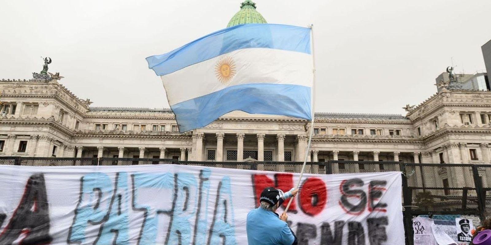Milei lança plano de demissão voluntária para até 21 mil servidores na Argentina