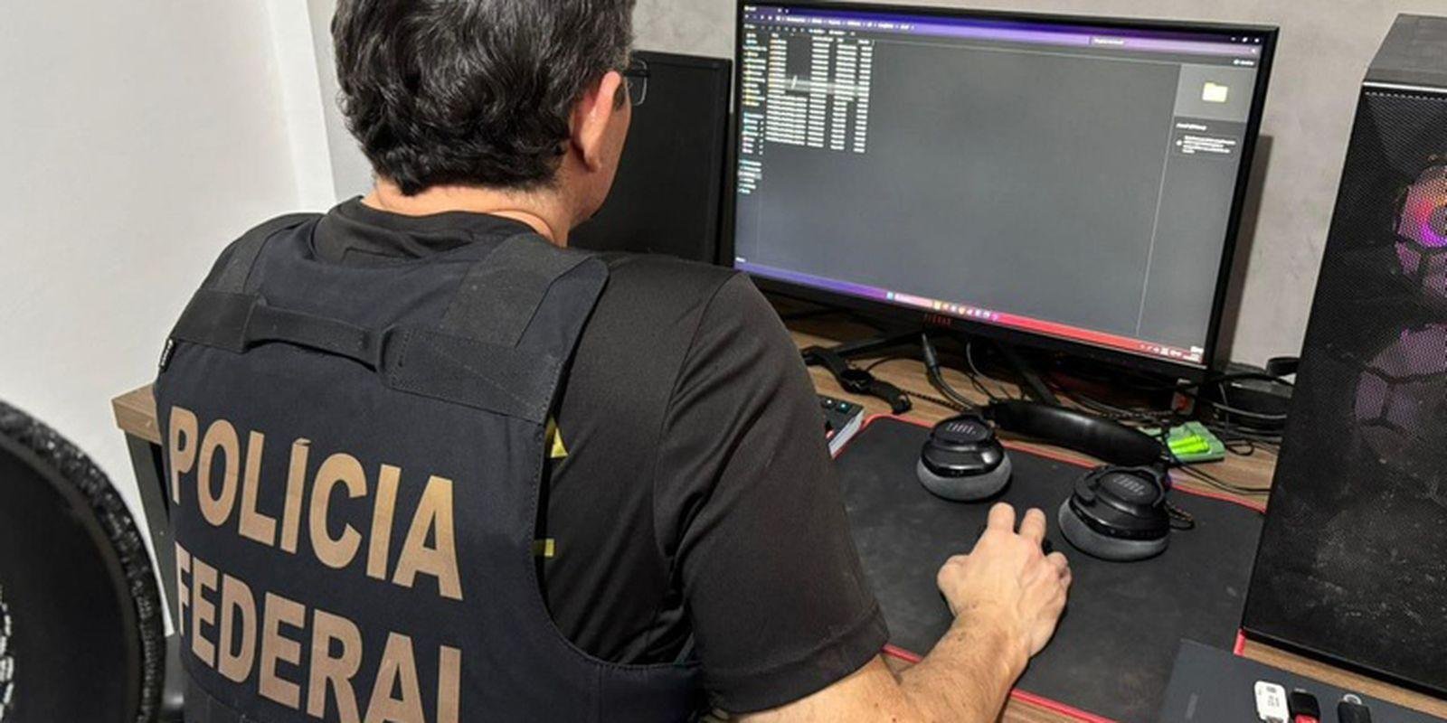PF cumpre 23 mandados de prisão na operação Backbone contra facção que controla internet no Rio