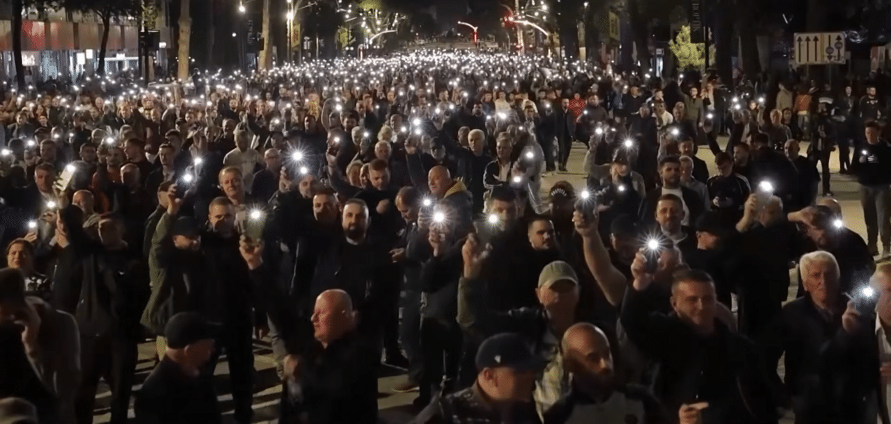 Protestos na Albânia terminam em confronto com a polícia em Tirana