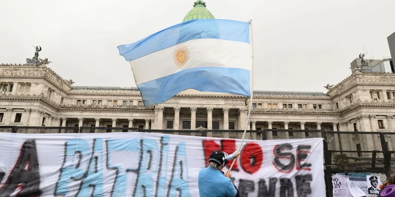 Milei lança plano de demissão voluntária para até 21 mil servidores na Argentina