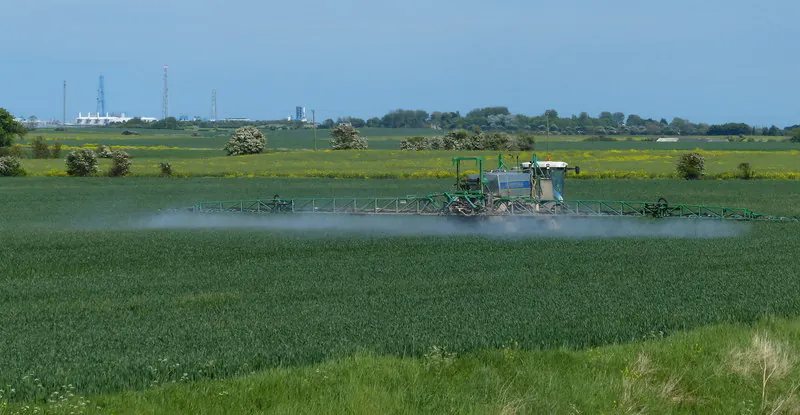 Pesticidas na União Europeia: proposta flexibiliza regras e gera alerta entre cientistas