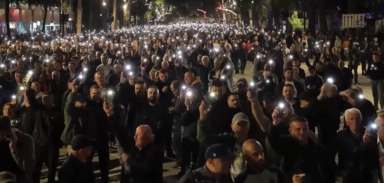Protestos na Albânia terminam em confronto com a polícia em Tirana